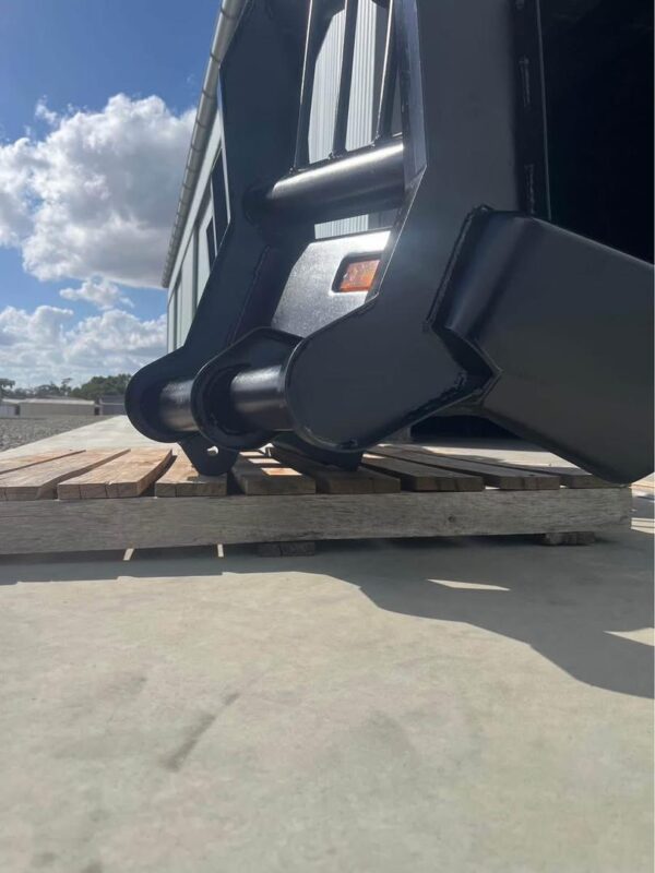 V8 Customs Triple Hoop Bullbar – Powder Coated Black - Image 5